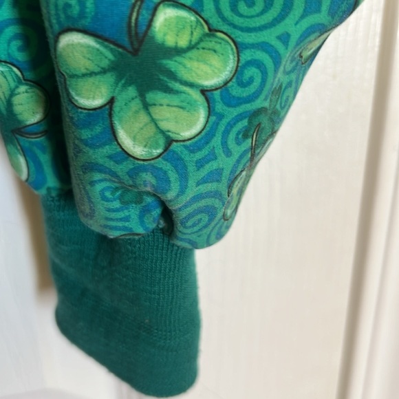 Lucky clover St Patrick’s  day scrub jacket sz M - Picture 3 of 4